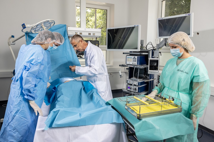 Chirurgické nástroje v operačních sítech a laparoskopická věž Aesculap v pozadí