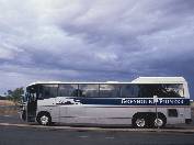 Nekonečné silnice australského outbacku křižují velké a pohodlné autobusy