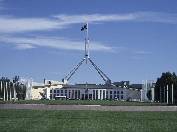 Nový parlament je veřejnosti přístupný - včetně zatravněné střechy, kde můžou Australané své poslance „zadupat“ do země