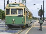 Melbourne je typické svými zelenožlutými tramvajemi křižujícími centrum
