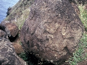 Kámen s petroglyfem Ptačího muže v obřadní vesnici Orongo