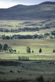 Sedm osamocených moai na ahu Akivi ztraceno v krajině ostrova