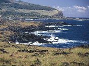 Rozeklané pobřeží osamoceného ostrova je bičováno vlnami a větrem