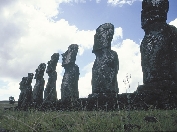 Většina moai hledí na moře