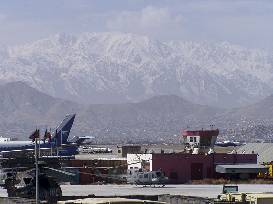 Pohled na základnu, Kábul (v pozadí) leží v 1 760m nad mořem na náhorní plošině, za ním pohoří Hindúkuš