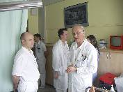 Doc. MUDr. Michal Mašek, CSc., přednosta Kliniky úrazové chirurgie Lékařské fakulty Masarykovy univerzity a Fakultní nemocnice Brno (vpravo) se svými kolegy