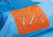 Rouška SANDEL Z-Friction Drape™ brání pádu nástrojů ze sterilní plochy