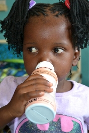 Holčičska z Malawi s nutričním nápojem