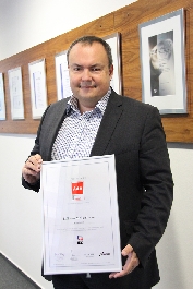 Certifikát převzal Ing. Petr Macoun, Ph.D., ředitel společnosti B. Braun Medical.