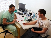 hokejista Jakub Orsava na preventivním vyšetření (Světový den ledvin)