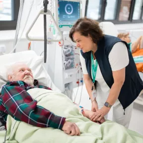 Primářka Ivana Jordanov s pacientem na novém Dialyzačním středisku B. Braun Avitum Homolka