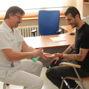 Kapitán teplického fotbalového klubu Admir Ljevakovič na preventivním vyšetření.