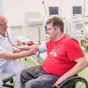 Paralympionik v lukostřelbě David Drahonínský přijel za preventivním vyšetřením do Slavkova u Brna, kde se ho ujal MUDr. Aleš Hrubý, primář dialyzačního centra.