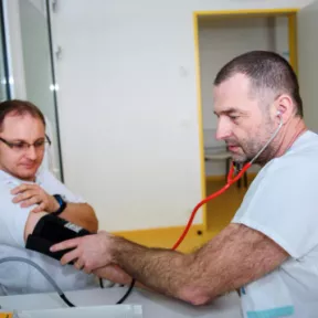 MUDr. Roman Kantor, primář dialyzačních středisek v Třinci a Českém Těšíne vyšetřuje pacienta po transplantaci ledviny.