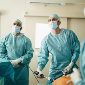 Primář MUDr. Paseka při operaci.