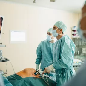 Primář MUDr. Paseka při operaci.