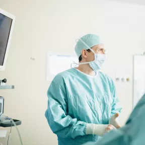 Primář MUDr. Paseka při operaci.