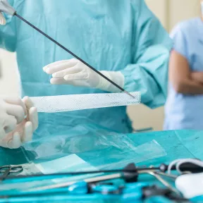 První polypropylenové síťky s ionty stříbra navržené k zabránění kontaminace materiálu při operacích kýly.