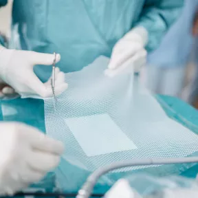 SurGal Clinic nyní v Česku poprvé použila unikátní síťku Optilene® Silver Mesh.