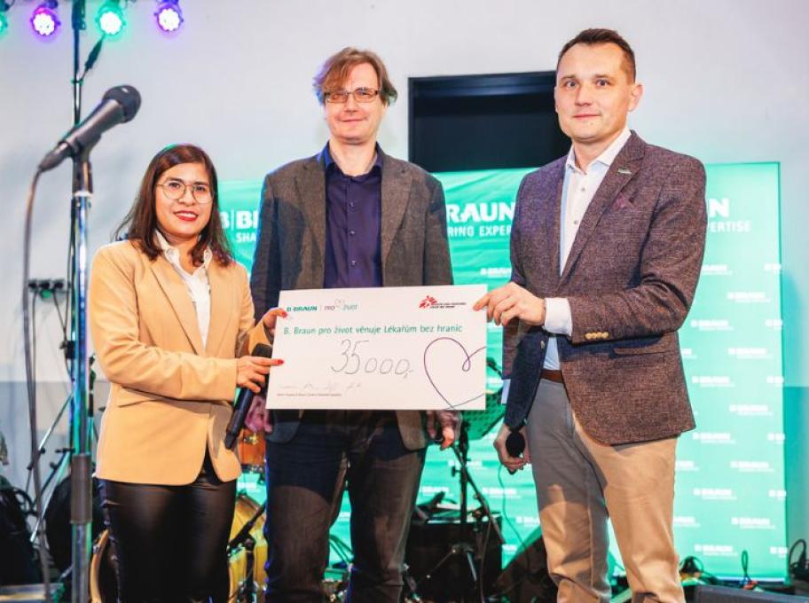 B. Braun pro život předal na benefičním setkání šek Lékařům bez hranic