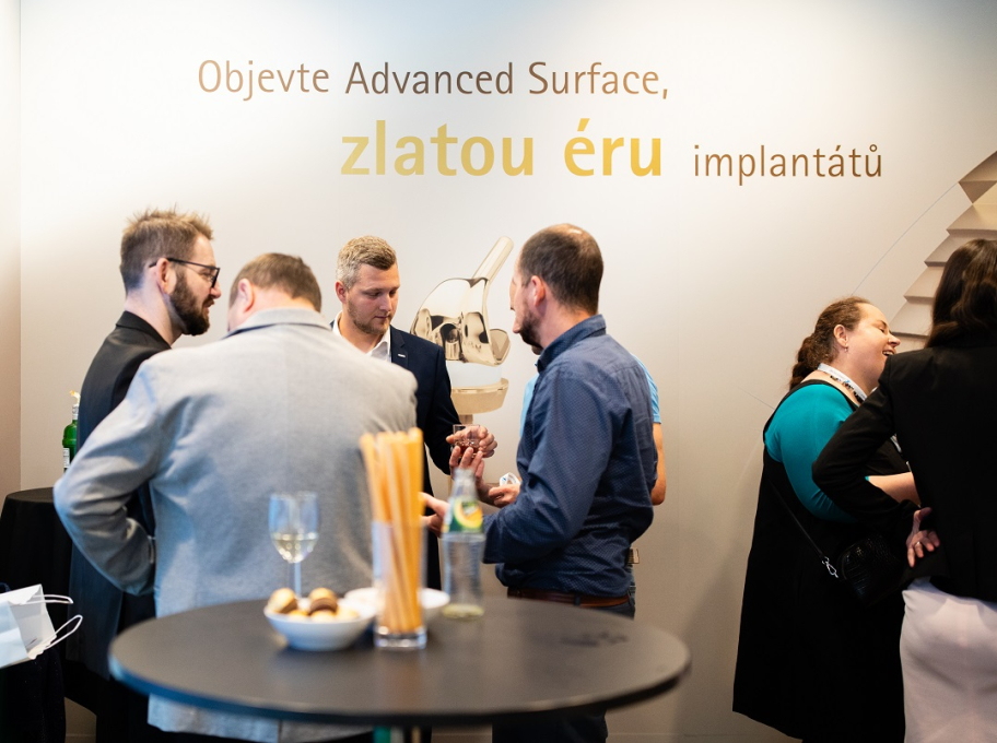 Téma moderních implantátů zastoupenou exkluzivním povrchem Advanced Surface si nenechali ujít ortopedi z celé České republiky