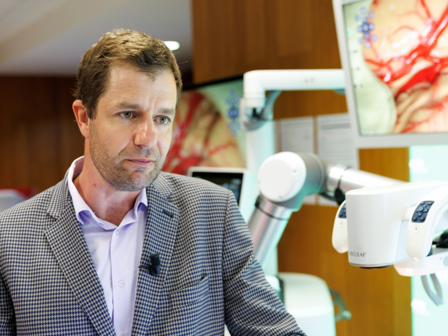 doc. MUDr. Zdeňk Fík, Ph.D., z Kliniky otorinolaryngologie a chirurgie hlavy a krku 1. LF UK a FN v Motole hovoří na Kongreslu ORL 2026 o klinických zkušenostech s 3D exoskopem Aesculap Aeos