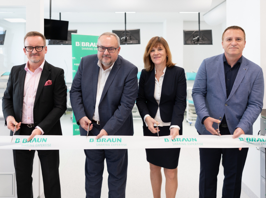 Slavnostní přestřižení pásky, zleva: Martin Kuncek, jednatel B. Braun Avitum, Petr Macoun, jednatel B. Braun Avitum, Marika Goluchová, primářka dialyzačního střediska B. Braun Avitum v Olomouci, Jaroslav Marvan, odpovědný za ambulantní péči