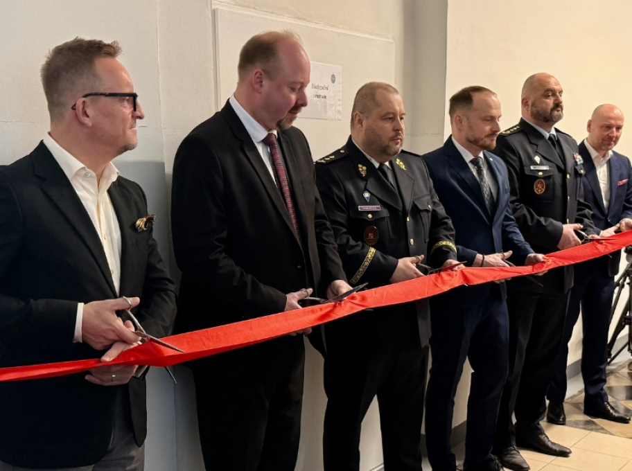 Slavnostní přestřižení pásky u příležitosti otevření první dialyzační jednotky přímo ve věznici v České republice