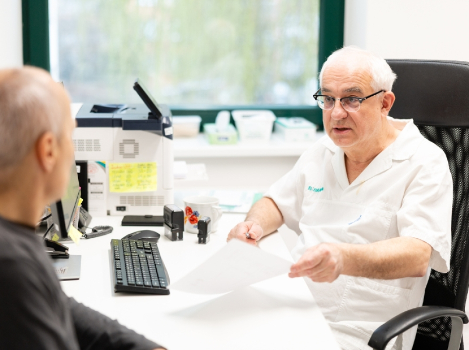 Lékař konzultuje výsledky screeningu ledvin s pacientem v rámci prevence chronického onemocnění ledvin. Fotografie z osvětové akce ke Světovému dni ledvin v nefrologické ambulanci B. Braun Avitum