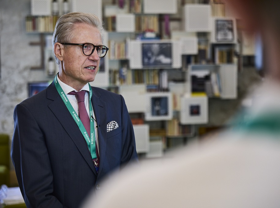 Profesor René Fortelny na Workshopu společnosti B. Braun zaměřeném na techniku "small bite"