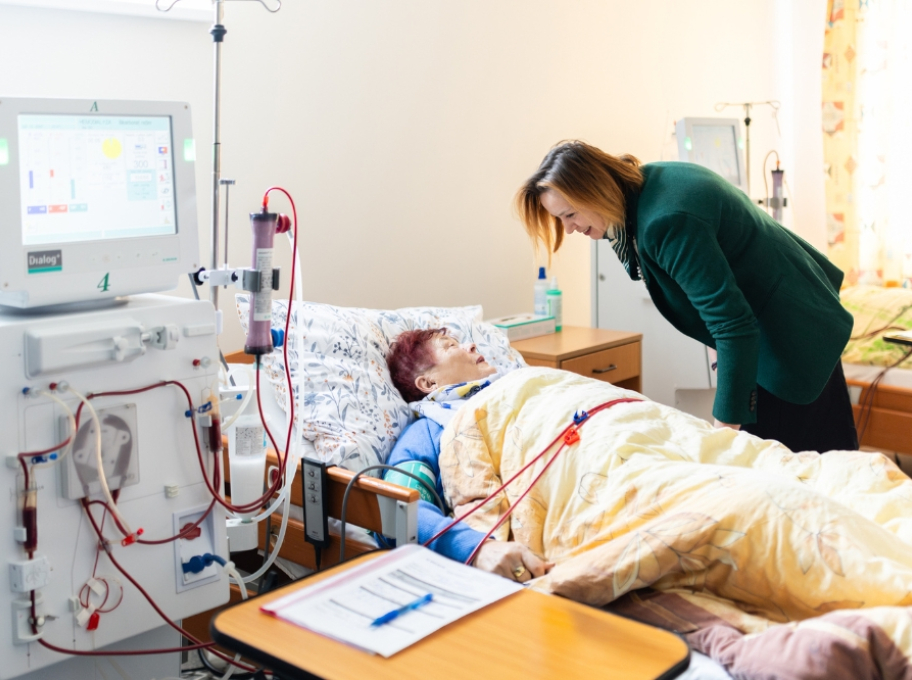 Dialýza přímo v domově pro seniory - MUDr. Hana Novotná z Dialyzačního střediska B. Braun Avitum v Berouně s pacientkou na dialýze v Domově v Zahrádkách ve Zdicích