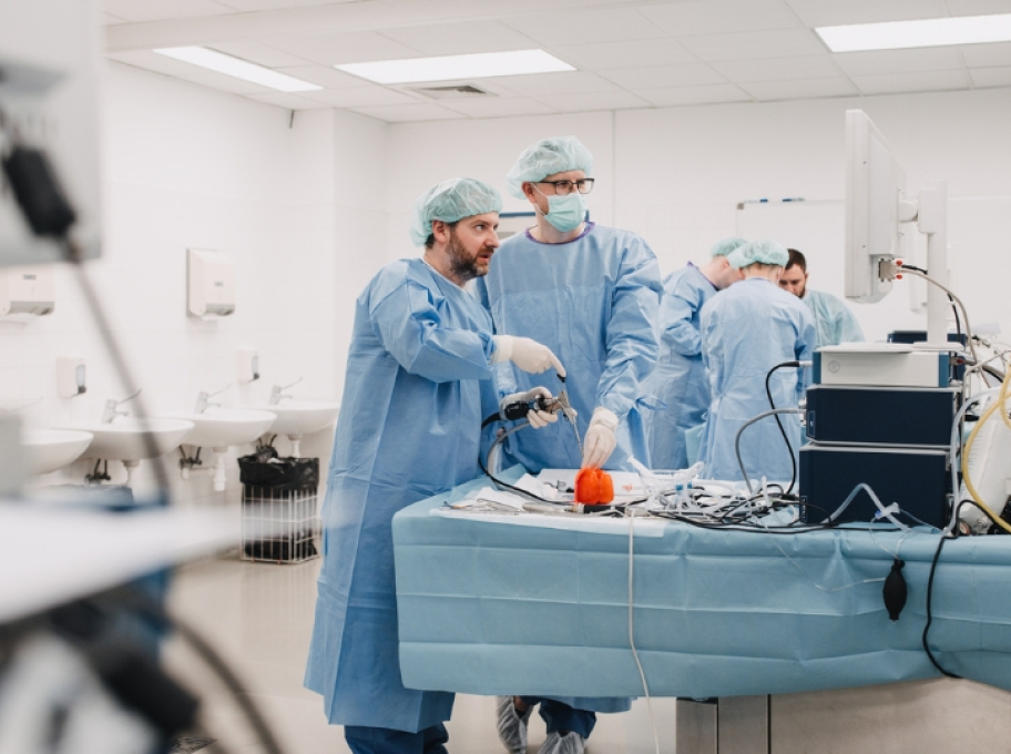 Mezinárodní neurochirurgický hands-on kurz v Brně