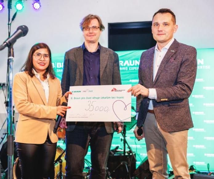 B. Braun pro život předal na benefičním setkání šek Lékařům bez hranic