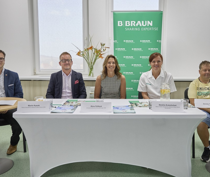 20 let Dialyzačního střediska B. Braun Avitum v Uherském Brodě (zleva starosta F. Kubáník, ředitel M. Kuncek, docentka A. Paříková - IKEM, primářka M. Kratochvilová, pacient J. Mészáros)