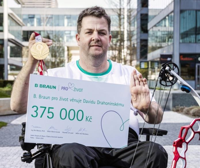 David Drahonínský obdržel šek od projektu B. Braun pro život na přípravu na Paralympiadu v Paříži