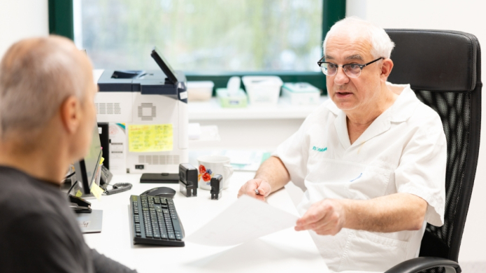Lékař konzultuje výsledky screeningu ledvin s pacientem v rámci prevence chronického onemocnění ledvin. Fotografie z osvětové akce ke Světovému dni ledvin v nefrologické ambulanci B. Braun Avitum