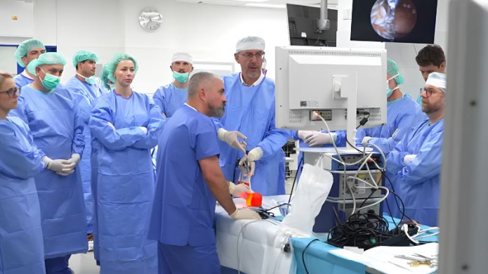 Špičková neurochirurgie začíná tréninkem: mezinárodní kurz nabídl hands-on výuku na kadaverózních preparátech