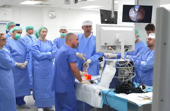 Špičková neurochirurgie začíná tréninkem: mezinárodní kurz nabídl hands-on výuku na kadaverózních preparátech