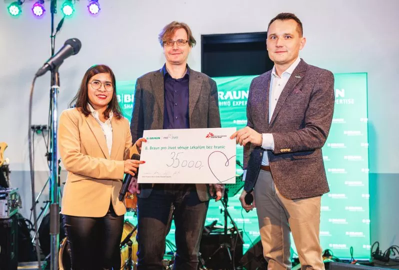B. Braun pro život předal na benefičním setkání šek Lékařům bez hranic