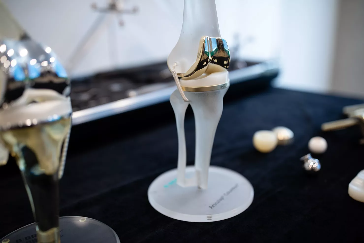 Kolenní Implantáty B. Braun s povrchem Advanced Surface, který je na trhu jedinečný