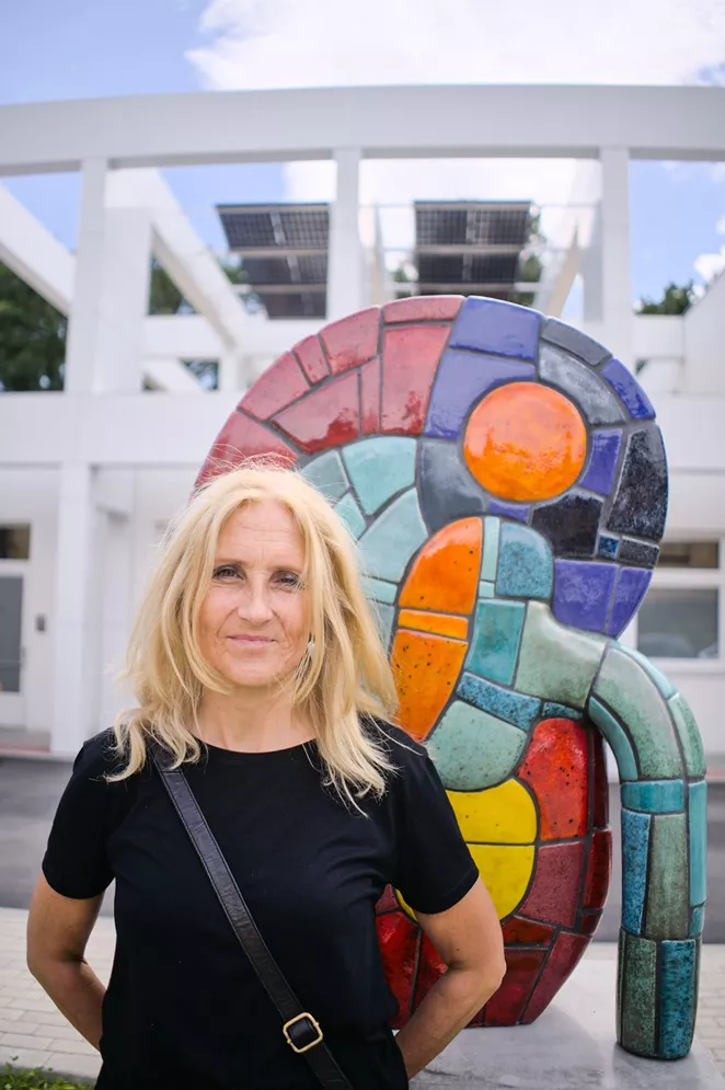 Alexandra Koláčková, autorka umělecké sochy ledviny před DS Třinec