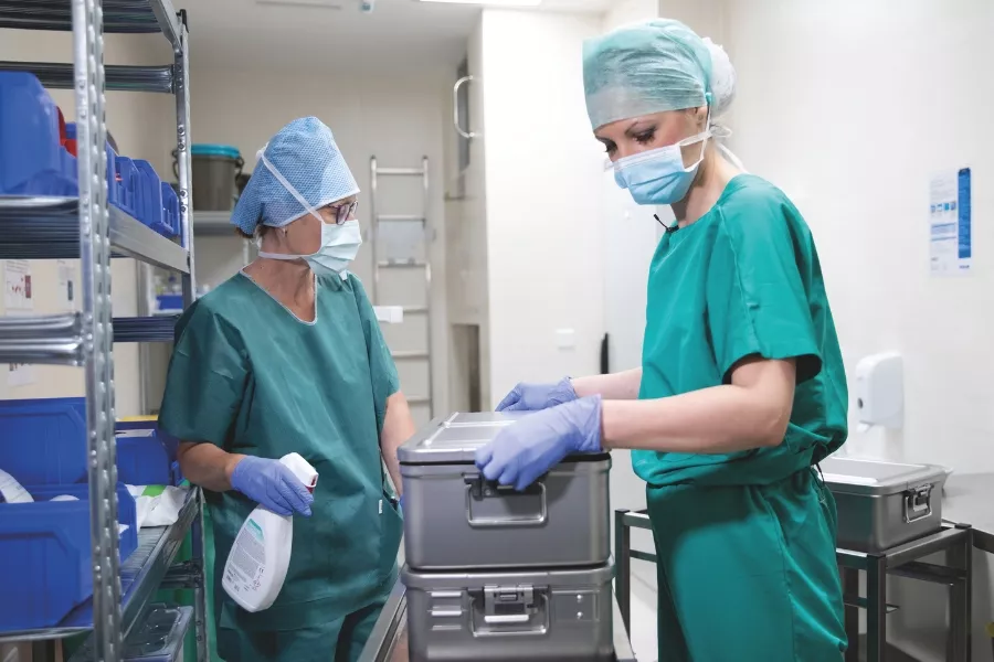 Pracovníci centrální sterilizace přebírají a připravují chirurgické nástroje k dalšímu zpracování