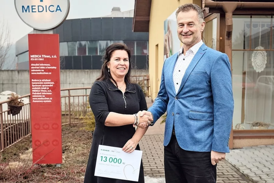 Primář dialyzačního střediska B. Braun Avitum předává šek ředitelce mobilního hospicu Medica