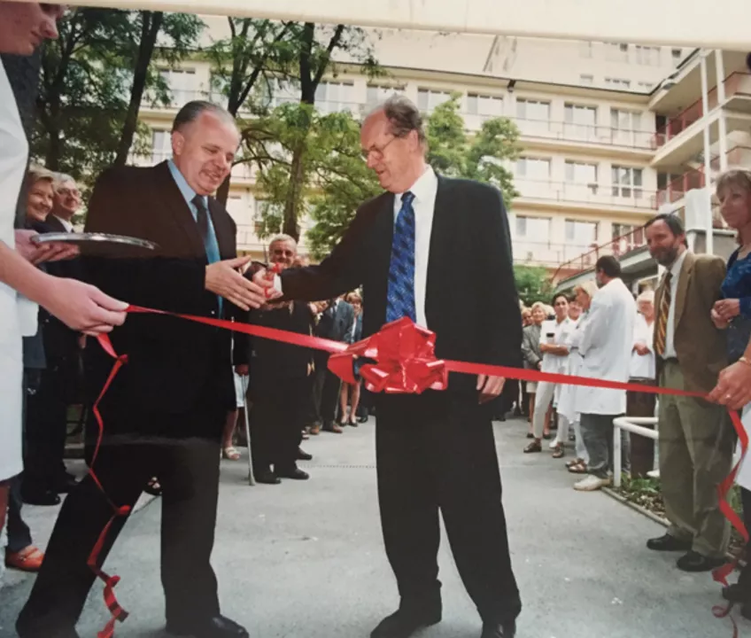 Slavnostní otevření dialyzačního střediska v areálu FN Bulovka v roce 1997