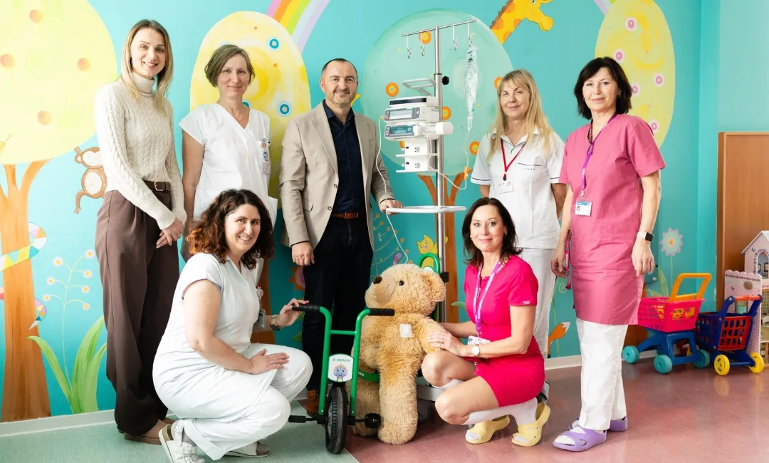 Fakultní nemocnice v Hradci Králové převzala tříkolku s infuzním stojanem