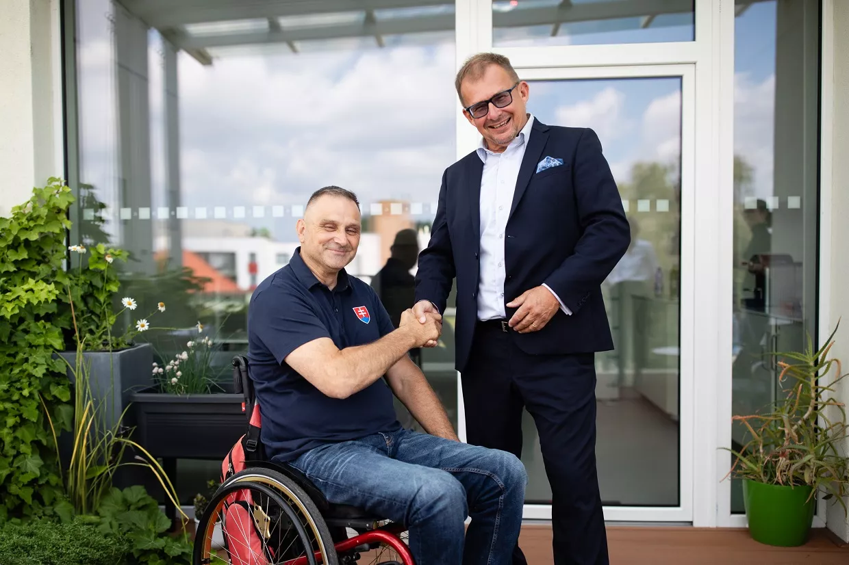 Paralympionik Martin Ludrovský a Jiří Lukeš, člen vedení Skupiny B. Braun CZ/SK