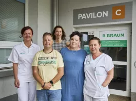 Zleva: primářka M. Kratochvilová, docentka A Paříková - IKEM, pacient J. Mészáros, maminka D. Mészárosová, zdravotní sestra J. Synčaková