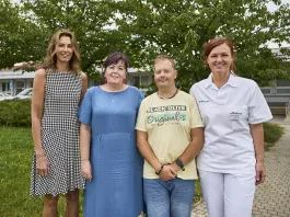 Zleva: docentka A. Paříková - IKEM, matka pacienta D. Mészárosová, pacient J. Mészáros , primářka M. Kratochvilová