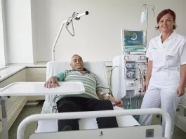 M. Kratochvilová primářka Dialyzačního střediska B. Braun Avitum v Uherském Brodě s pacientem na dialýze 