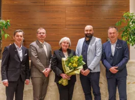 Předávání Ceny Aesculap Academy, zleva: Tomáš Hrouda, Svatopluk Žáček, Vilma Benešová, Petr Koliba, Alan Munteanu